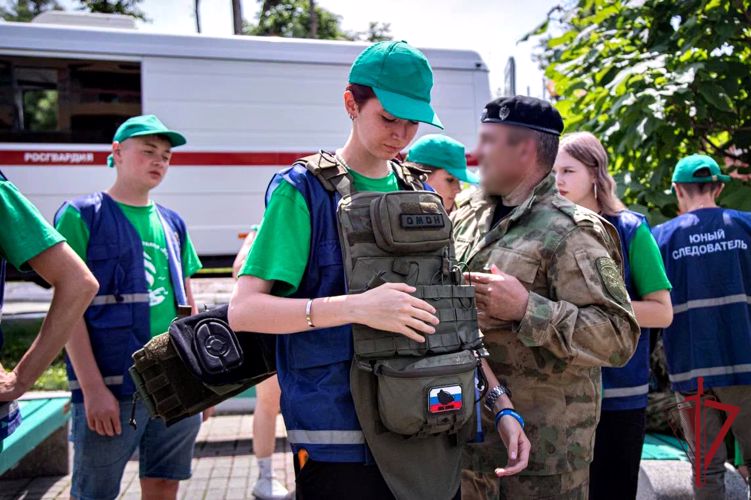 Сотрудники ОМОН встретились с воспитанниками Всероссийского детского центра «Океан»