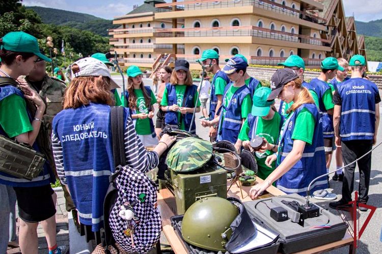 Сотрудники ОМОН встретились с воспитанниками Всероссийского детского центра «Океан»