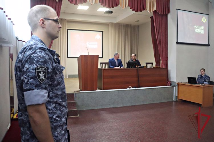 Во Владивостоке федеральный инспектор поблагодарил отличившихся росгвардейцев 