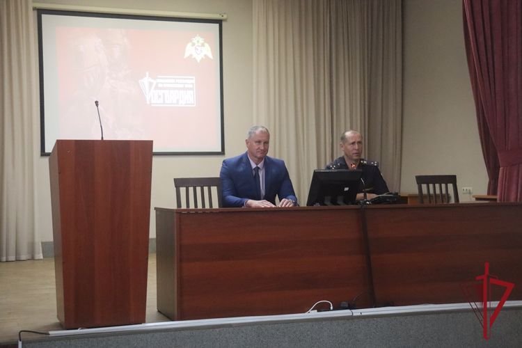Во Владивостоке федеральный инспектор поблагодарил отличившихся росгвардейцев 