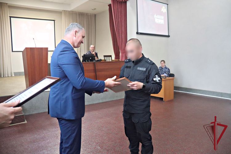 Во Владивостоке федеральный инспектор поблагодарил отличившихся росгвардейцев 