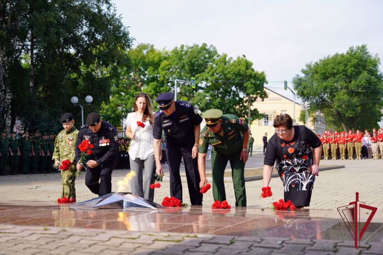 В Уссурийске сотрудники ОМОН почтили память героев Второй мировой войны 