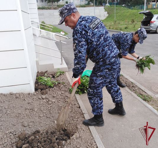 В Приморье сотрудники Росгвардии приняли участие в экологическом субботнике 