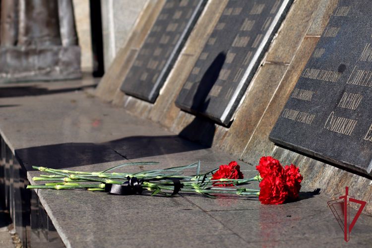 Во Владивостоке сотрудники ОМОН почтили память кавалера Ордена Мужества Романа Мицай
