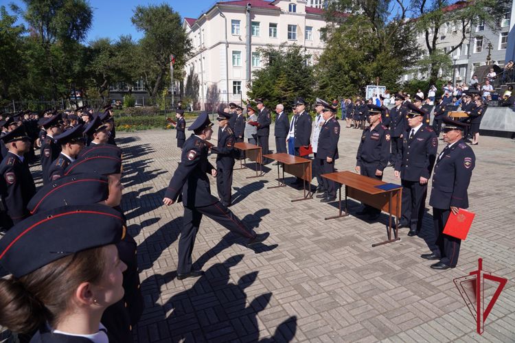 Начальник Управления Росгвардии по Приморскому краю принял участие в церемонии приведения к Присяге будущих полицейских