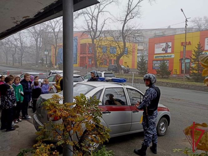 В поселке Славянка росгвардейцы провели день открытых дверей для школьников