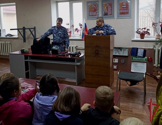 В поселке Славянка росгвардейцы провели день открытых дверей для школьников