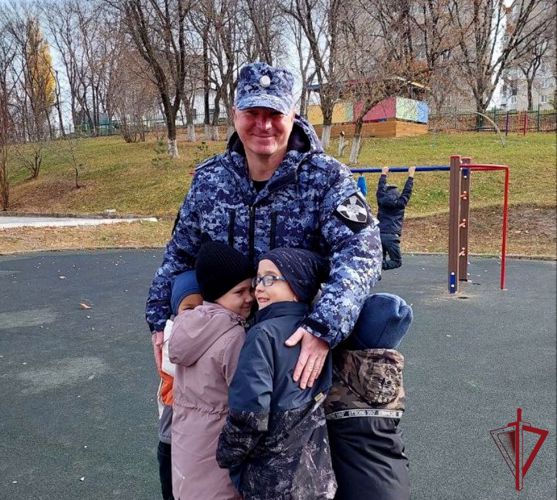 Росгвардейцы в Приморье рассказали дошколятам о Дне народного единства