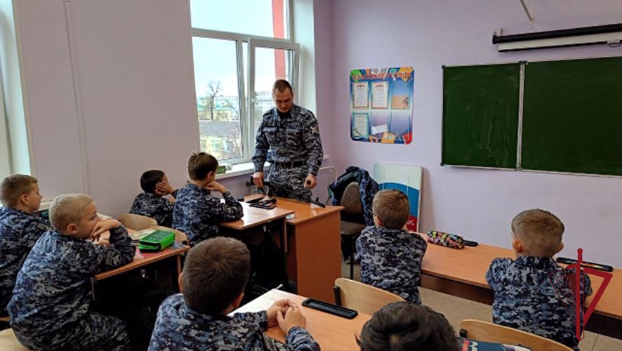 В Артеме сотрудники вневедомственной охраны рассказали кадетам Росгвардии о легендарном оружейном конструкторе
