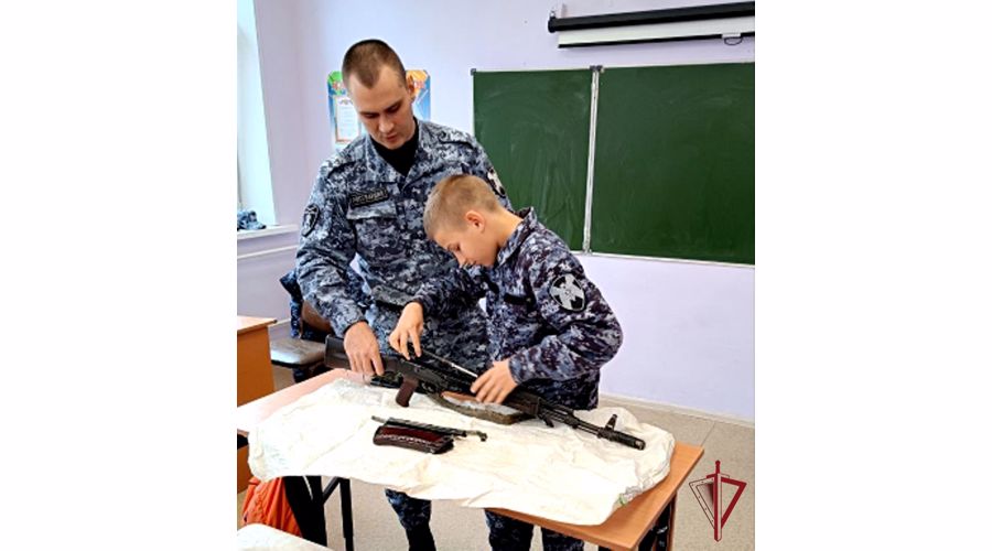 В Артеме сотрудники вневедомственной охраны рассказали кадетам Росгвардии о легендарном оружейном конструкторе