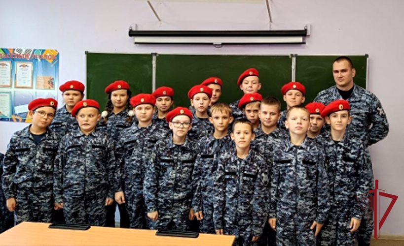 В Артеме сотрудники вневедомственной охраны рассказали кадетам Росгвардии о легендарном оружейном конструкторе