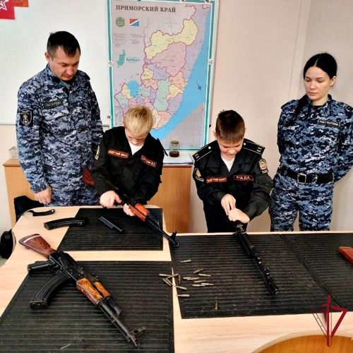 В Приморском крае сотрудники Росгвардии провели тематические мероприятия ко дню рождения конструктора Михаила Калашникова