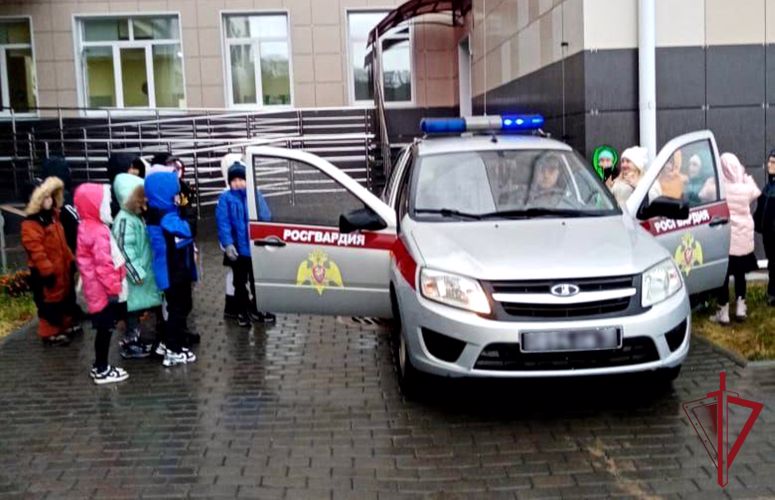 В Приморском крае сотрудники Росгвардии провели тематические мероприятия ко дню рождения конструктора Михаила Калашникова