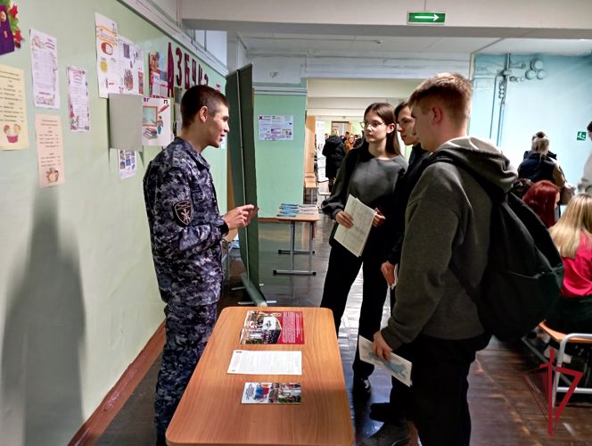 Школьникам Владивостока на ярмарке вузов рассказали о факультете спецназа Росгвардии  