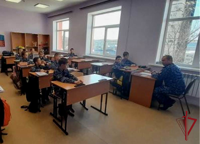 Росгвардейцы в Приморье рассказали кадетам о Дне неизвестного солдата