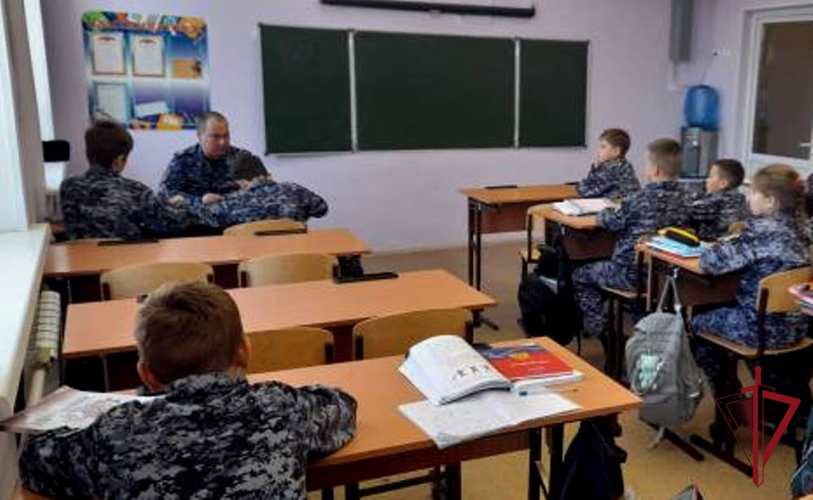 Росгвардейцы в Приморье рассказали кадетам о Дне неизвестного солдата
