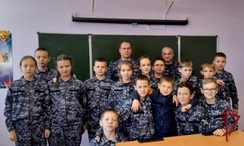 Росгвардейцы в Приморье рассказали кадетам о Дне неизвестного солдата