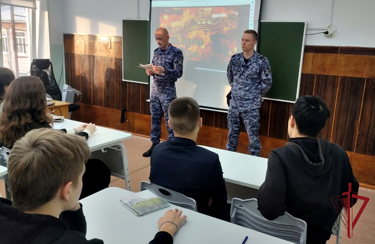 В День Героев Отечества росгвардейцы в Приморье провели серию патриотических мероприятий