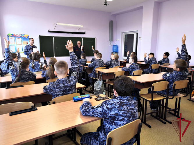 В День Конституции сотрудники вневедомственной охраны Артема подвели итоги конкурса рисунков
