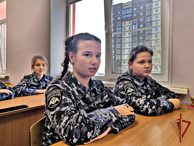В День Конституции сотрудники вневедомственной охраны Артема подвели итоги конкурса рисунков