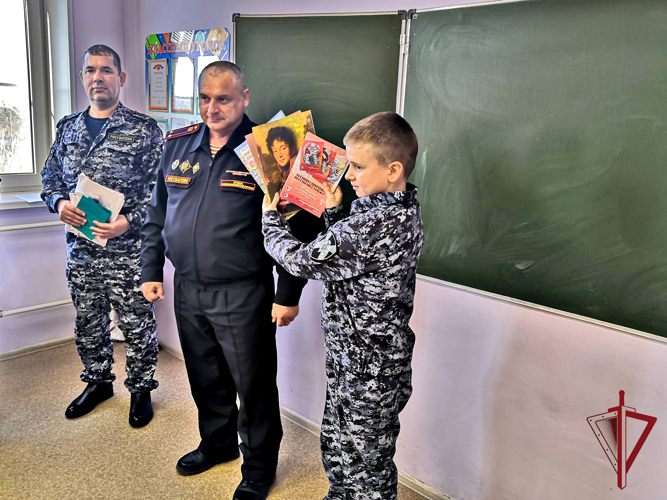 В День Конституции сотрудники вневедомственной охраны Артема подвели итоги конкурса рисунков
