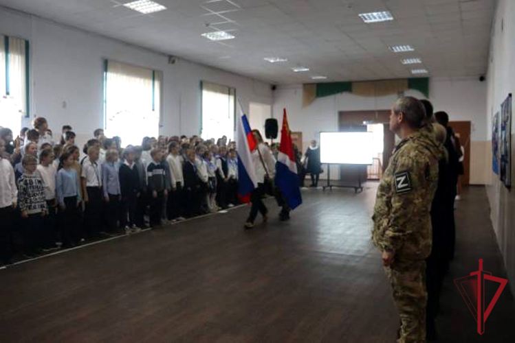 Школьники Владивостока передали «письма солдату» сотрудникам ОМОН «Восток»