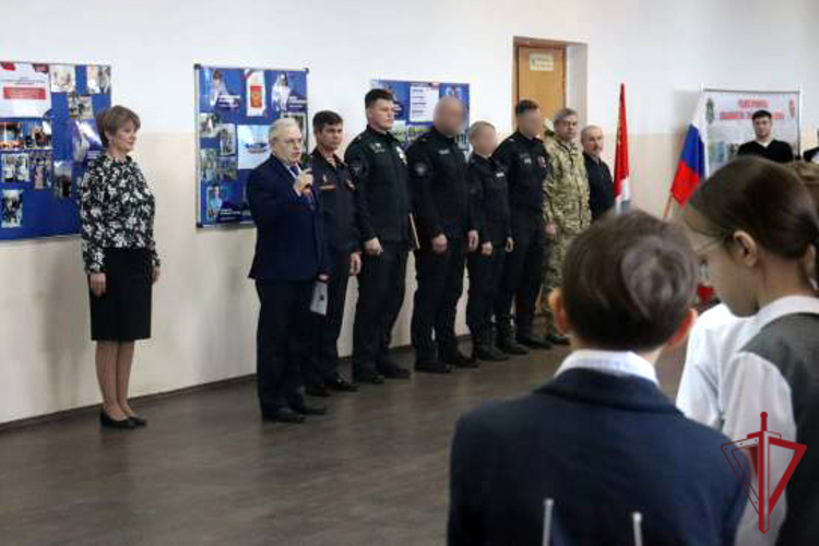 Школьники Владивостока передали «письма солдату» сотрудникам ОМОН «Восток»