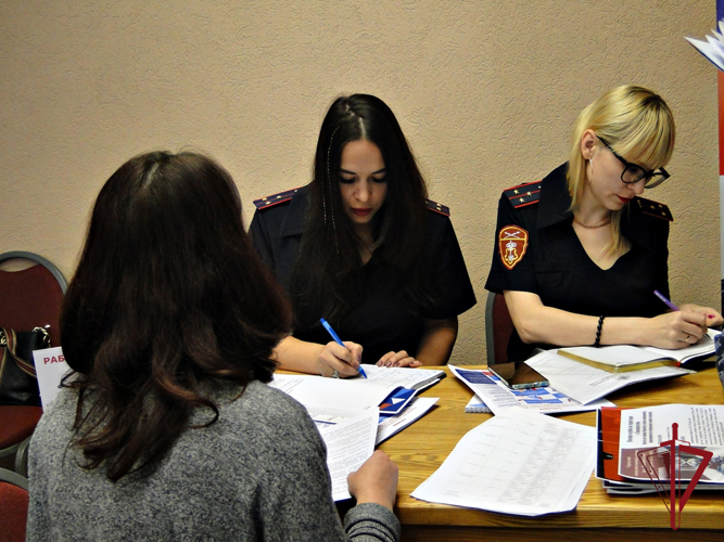 Сотрудники вневедомственной охраны Владивостока приняли участие в городской ярмарке вакансий 