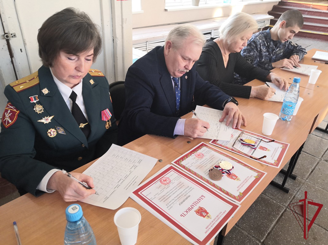 Во Владивостоке росгвардейцы вошли в состав жюри смотра-конкурса знаменных групп