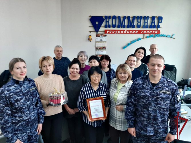 В Приморье сотрудники вневедомственной охраны поздравили журналистов с Днем российской печати