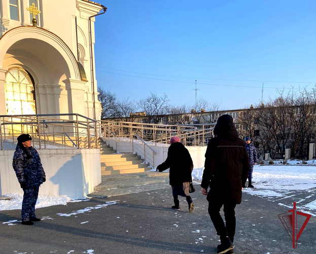 В Приморском крае сотрудники Росгвардии обеспечили безопасность граждан во время торжественных богослужений