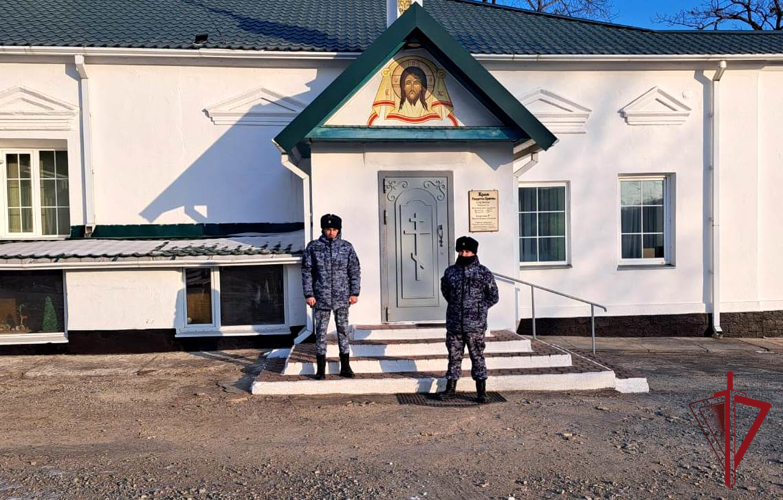 В Приморском крае сотрудники Росгвардии обеспечили безопасность граждан во время торжественных богослужений