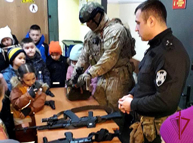 В Уссурийске сотрудники ОМОН провели для школьников день открытых дверей