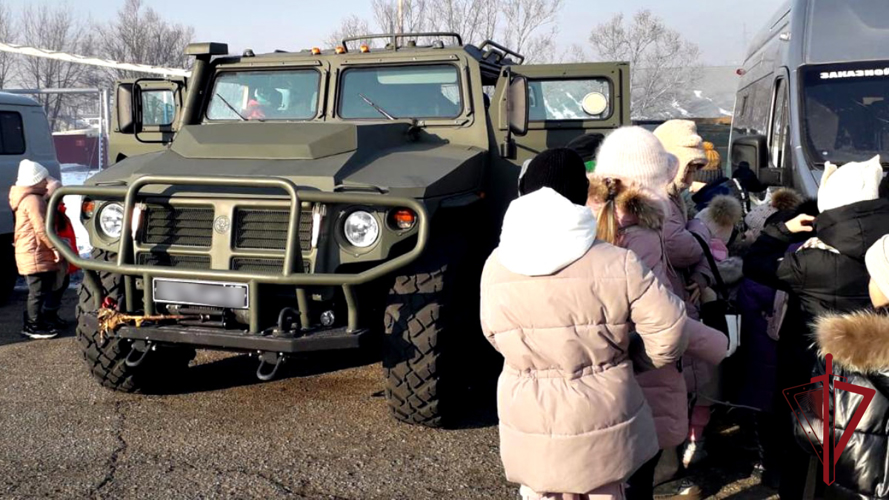 В Уссурийске сотрудники ОМОН провели для школьников день открытых дверей