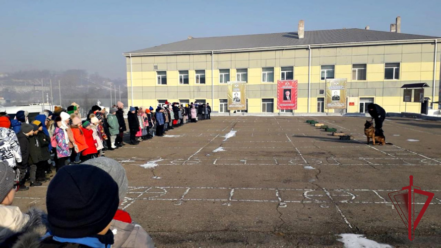 В Уссурийске сотрудники ОМОН провели для школьников день открытых дверей