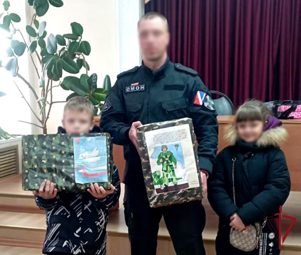 В Уссурийске сотрудники ОМОН провели для школьников день открытых дверей