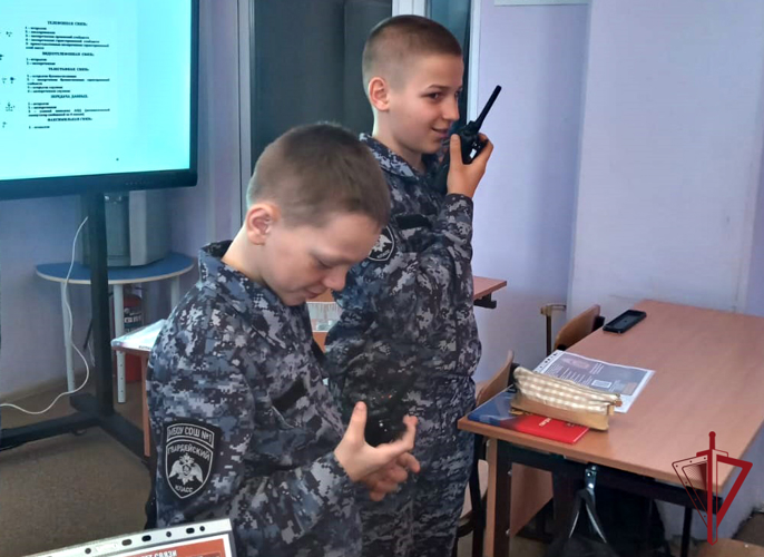 Росгвардейцы в Приморье рассказали кадетам об основах организации радиосвязи