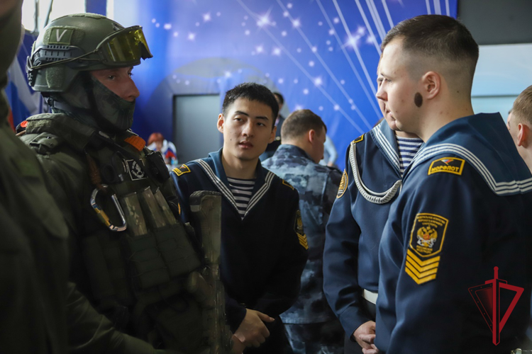 Во Владивостоке сотрудники Росгвардии приняли участие в акции «Вместе победим»