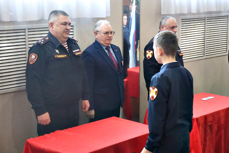 Во Владивостоке юным кадетам Росгвардии вручили первые удостоверения