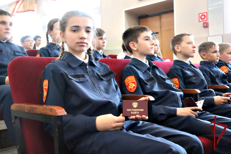 Во Владивостоке юным кадетам Росгвардии вручили первые удостоверения
