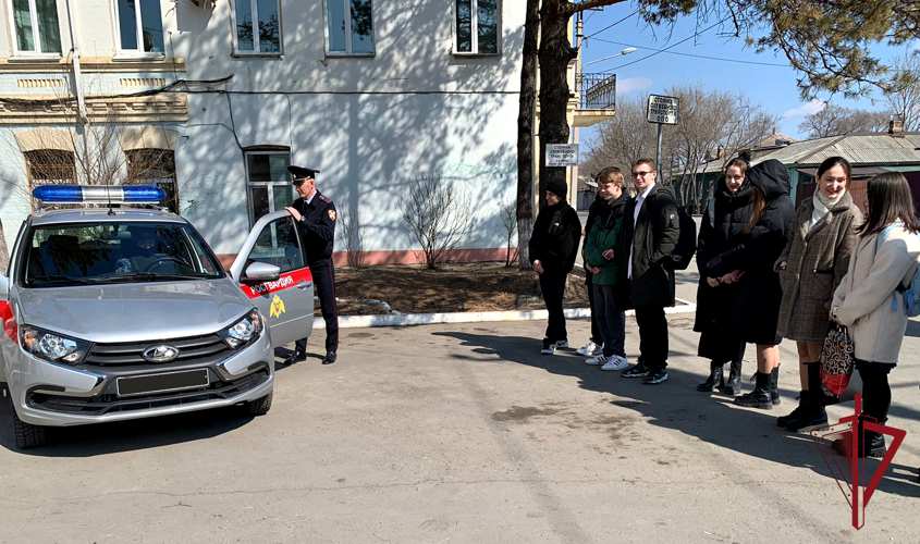 В рамках акции «Дни Росгвардии» школьники Уссурийска побывали в отделе вневедомственной охраны