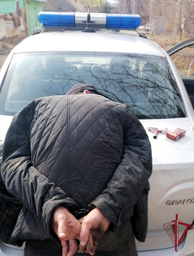 В Приморье росгвардейцы обнаружили подозреваемого в совершении грабежа и пресекли нападение на жителя Большого Камня  