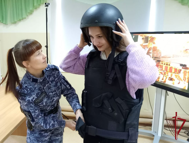 В Большом Камне сотрудники вневедомственной охраны провели профориентационную встречу со студентами судостроительного колледжа  