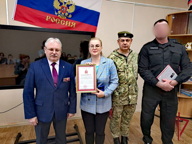 Ветераны Росгвардии и сотрудники ОМОН рассказали подросткам Владивостока о ведомстве