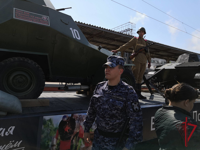 На железнодорожную станцию во Владивостоке под звуки военного оркестра Росгвардии прибыл поезд Победы
