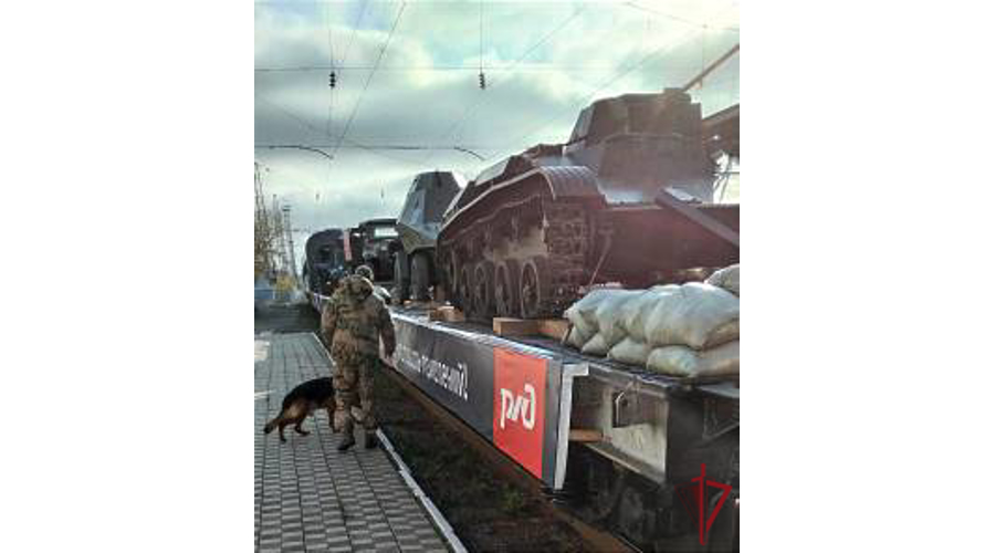 На железнодорожную станцию во Владивостоке под звуки военного оркестра Росгвардии прибыл поезд Победы