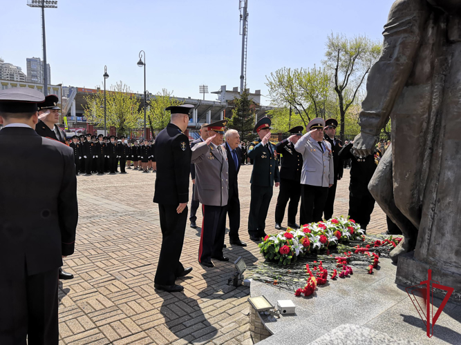 Начальник Управления Росгвардии по Приморскому краю принял участие в торжественном собрании у мемориала погибшим солдатам правопорядка