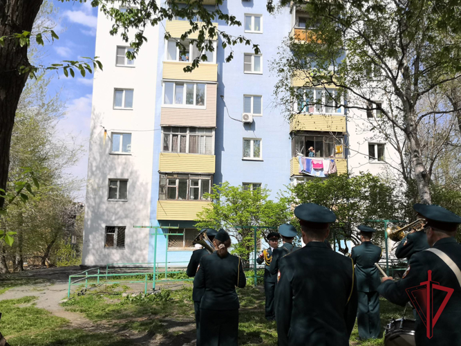 Начальник Управления Росгвардии по Приморскому краю поздравил с Днем Победы ветерана Великой Отечественной войны