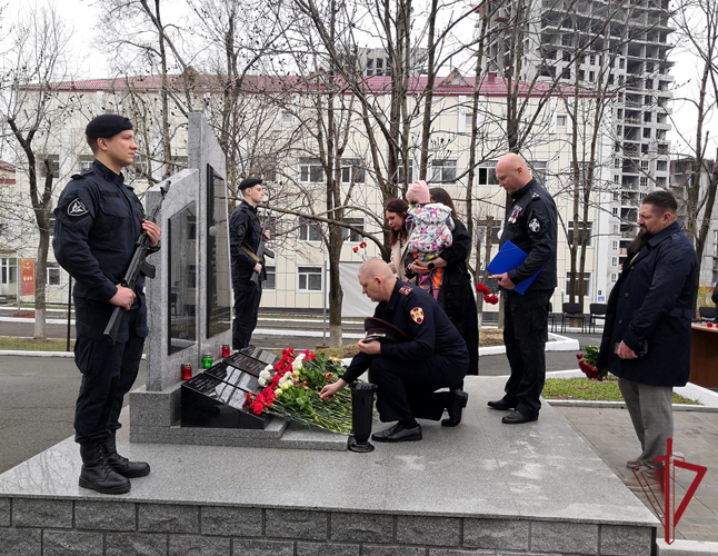 Во Владивостоке состоялась церемония открытия мемориала, посвященного погибшим сотрудникам ОМОН