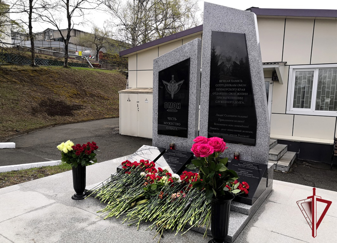 Во Владивостоке состоялась церемония открытия мемориала, посвященного погибшим сотрудникам ОМОН